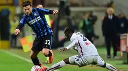 Bek Inter Milan, Danilo D'Ambrosio, berusaha melewati hadangan bek Bologna, Godfred Donsah. Kemenangan ini membuat Inter Milan naik ke posisi empat klasemen Serie A. (AFP/Giuseppe Cacace)
