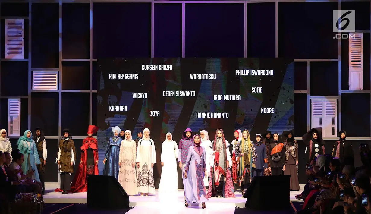 Sejumlah model mengenakan koleksi busana muslim dalam parade fashion saat pembukaan Muslim Fashion Festival (Muffest) 2018 di Plenary Hall Jakarta Convention Center, Kamis (19/4). (Liputan6.com/Immanuel Antonius)