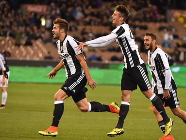 Para pemain Juventus merayakan gol Carlos Blanco (kiri) saat melawan Melbourne Victory pada ajang International Champions Cup football di Melbourne, (23/7/2016). (AFP/Paul Crock)