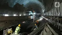 Aktivitas pekerja kereta cepat saat melakukan pengeboran terowongan dan pemasangan besi di tunnel 1 di daerah Halim dan tunnel 7 di daerah Padalarang, Selasa (25/5/2021). Diharapkan pada tahun 2022 KCIC siap beroperasi melayani penumpang. (Kapanlagi.com/Budy Santoso)