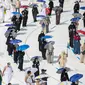 Sejumlah jemaah saling jaga jarak saat melakukan tawaf mengelilingi Ka'bah di dalam Masjidil Haram saat melakukan rangkaian ibadah haji di Kota Suci Mekkah, Arab Saudi, Rabu (29/7/2020).  Karena pandemi virus corona COVID-19, pemerintah Arab Saudi hanya membolehkan sekitar 10.000 orang. (AP Photo)