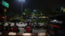 Sejumlah petugas kepolisian berjaga di depan gedung VVIP Bandara Soekarno Hatta, Tangerang,  jelang kedatangan Timnas Argentina, Jumat (16/6/2023) malam. (Bola.com/M Iqbal Ichsan)