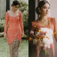 Lihat di sini beberapa potret penuh pesona artis pakai kebaya merah.