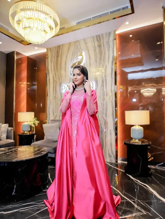 Gaun lengan panjang tersebut dipenuhi payet silver dari desainer Ernesto Abram yang dipadukan jubah warna serupa. Ditambah dengan kerudung hitamnya. Credit: Passion Prive