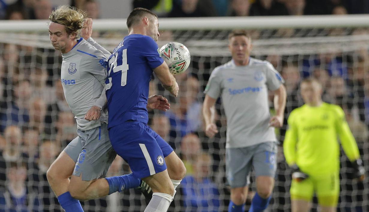 Gelandang Everton, Tom Davies, berebut bola dengan bek Chelsea, Gary Cahill, pada laga Piala Liga di Stadion Stamford Bridge, London, Rabu (25/10/2017). Chelsea menang 2-1 atas Everton. (AP/Alastair Grant)