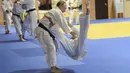 Presiden Rusia Vladimir Putin menjatuhkan anggota tim judo nasional Rusia saat sesi latihan di Sochi, Rusia, (8/1/2016). (REUTERS/Alexei Nikolsky/Sputnik/Kremlin)