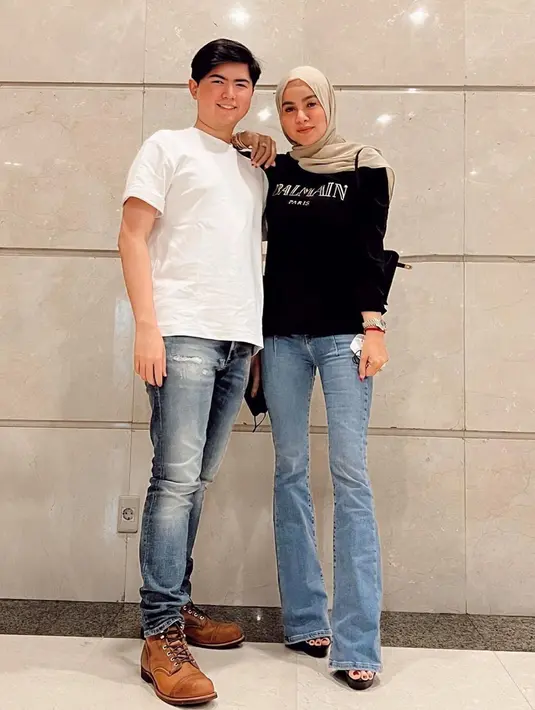 Selain itu, Sean juga anak yang penurut dan sangat mencintai ibunya. Lihat saja bagaimana potret manisnya kebersamaan mereka yang satu ini. Netizen pun tak berhenti dibuat tersenyum saat melihat kedekatan ibu dan anak yang tampak seperti sahabat karib. (Liputan6.com/IG/@ollaramlan)