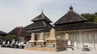 Memasuki bagian dalam, terdapat makam raja-raja kesultanan Demak, Raden Patah dan Pati Unus (Liputan6.com/Isna Setyanova)