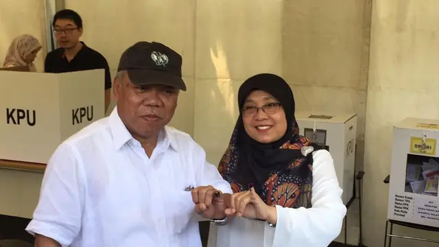Menteri PUPR Basuki Hadimuljono melakukan pencoblosan di TPS 001, Komplek Perumahan Menteri Widya Chandra, Jakarta Pusat.
