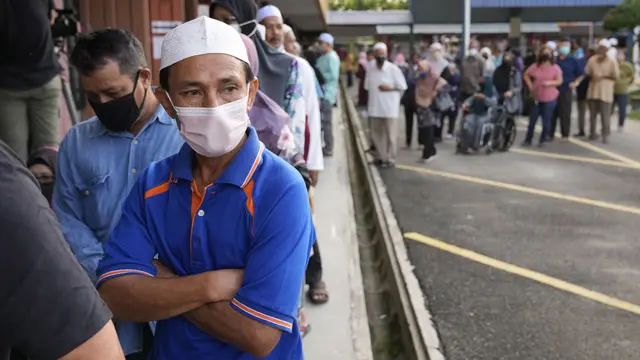 Rakyat Malaysia menyalurkan suara dalam pemilihan umum yang dipercepat
