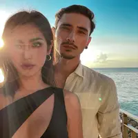 Jessica Iskandar dan Vincent Verhaag kerap membagikan foto kebersamaan mereka saat berkencan di pantai, baik berdua, bersama El Barack, atau teman-temannya (Foto: Instagram @inijedar)