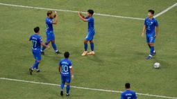 Para pemain Chonburi FC merayakan gol ke gawang Persija Jakarta saat laga persahabatan antara Persija Jakarta menghadapi Chonburi FC dalam rangka Grand Launching Jakarta International Stadium (JIS), Minggu (24/7/2022). (Bola.com/M Iqbal Ichsan)
