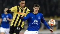 Bek muda Everton John Stones disarankan tolak tawaran Chelsea (FABRICE COFFRINI / AFP)