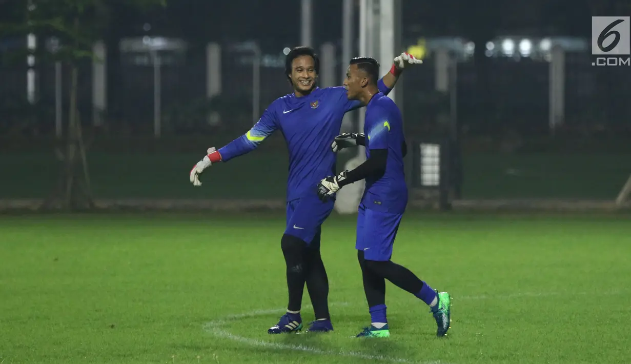 M Ridho (kiri) dan Teja Pakualam saat latihan bersama Timnas Indonesia U-23 di Lapangan B Kompleks GBK, Jakarta, Rabu (30/5). Timnas Indonesia U-23 akan melakoni uji coba melawan Thailand U-23, 31 Mei dan 3 Juni. (Liputan6.com/Helmi Fithriansyah)