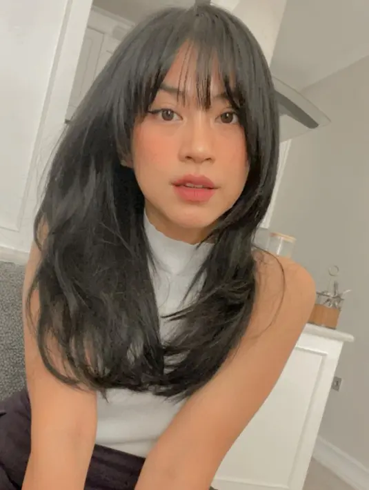 Tyna juga kerap mengeksplor gaya rambut, mulai dari poni samping hingga poni depan yang membuatnya terlihat lebih muda. (Instagram @tynakannamirdad)