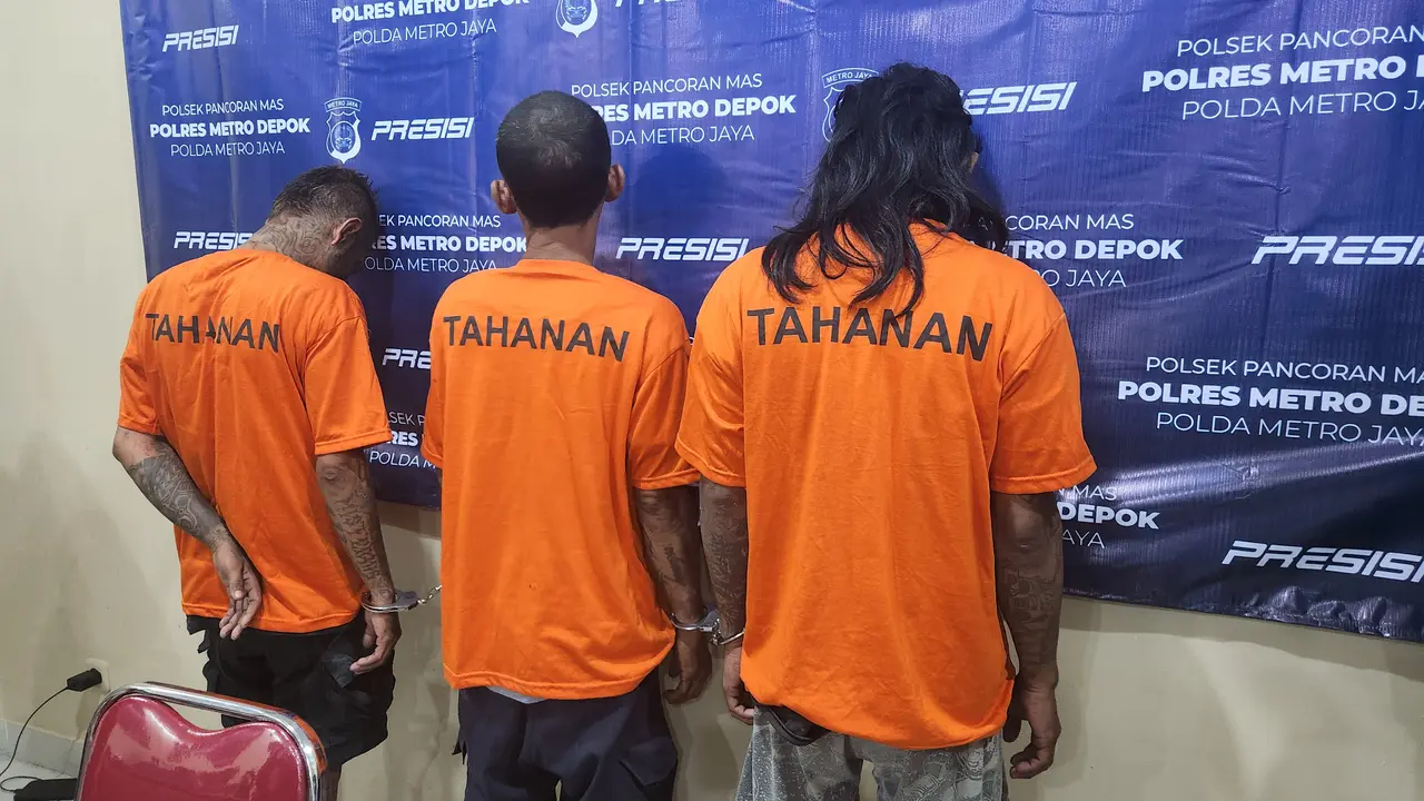 Ketiga pengamen anak punk saat diamankan di Polsek Pancoran Mas, Depok.