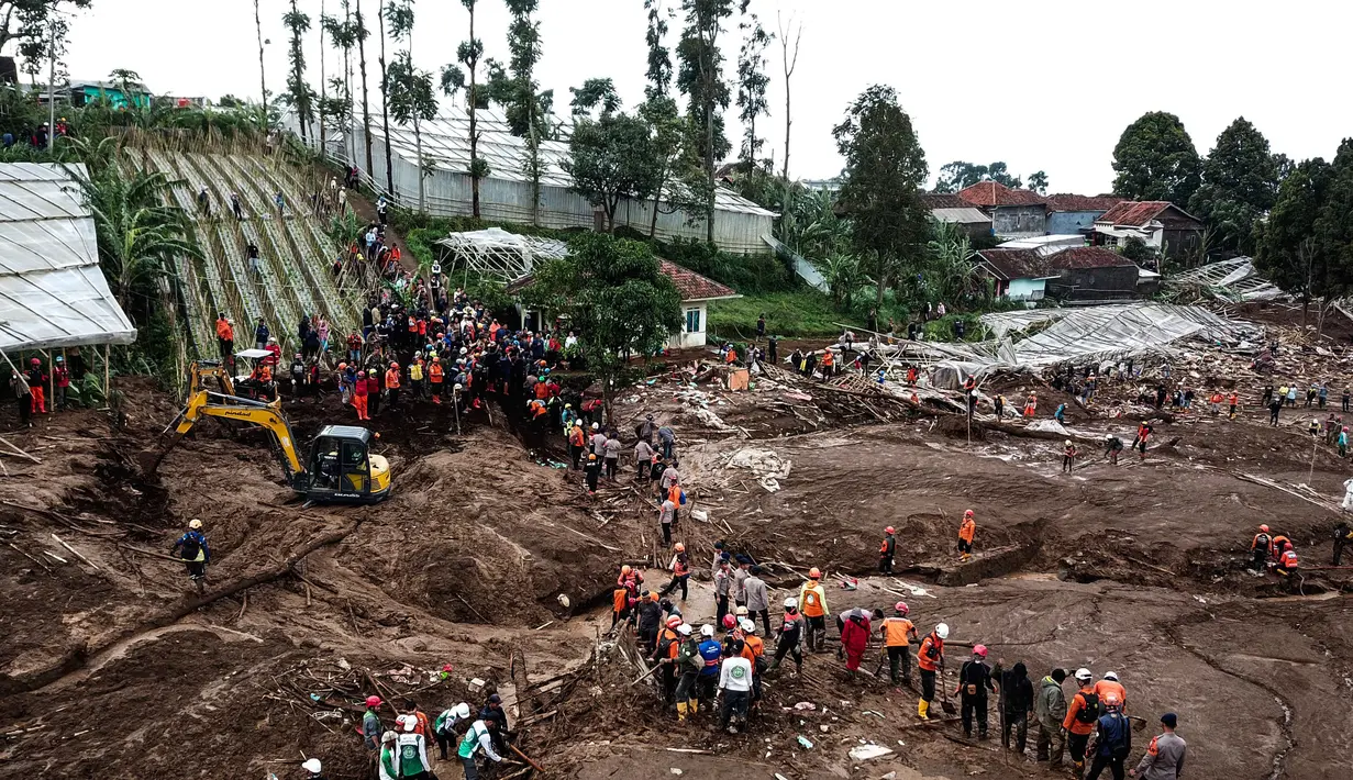 Proses pencarian dilakukan dengan tetap mengutamakan keselamatan, mengingat kondisi tanah di lokasi masih labil. Tampak dalam foto, tim penyelamat mencari korban tanah longsor di Desa Pasirlangu, Kecamatan Cisarua, Kabupaten Bandung Barat, Jawa Barat pada Minggu 25 Januari 2026. (Timur Matahari/AFP)