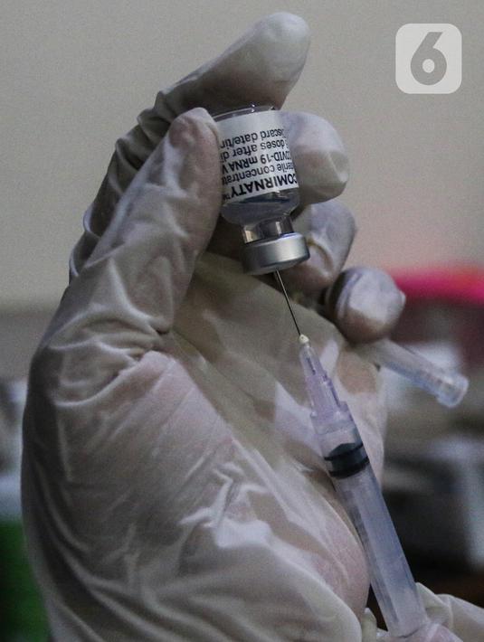 Petugas medis menyiapkan vaksin Pfizer dosis pertama untuk warga di Kecamatan Beji, Depok,Rabu (1/9/2021). Vaksinasi akan berlangsung selama lima hari, mulai 1 September hingga 5 September 2021. (Liputan6.com/Johan Tallo)