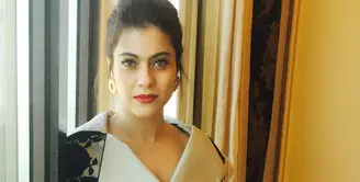 Nama Kajol naik daun pada tahun 90-an. Bahkan aktris cantik ini masuk dalam daftar aktris dengan bayaran tertinggi. Selain punya wajah cantik, ia juga punya mata indah berwarna cokelat muda. (Foto: instagram.com/kajol)