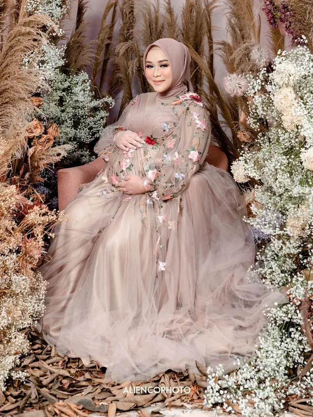 8 Gaya Maternity Shoot Syifa Adik Ayu Ting Ting Tampil Memesona Hot