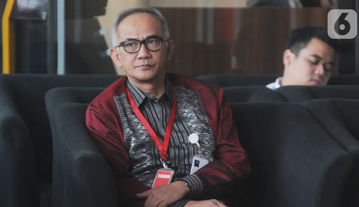 Sekretaris Jenderal Kementerian Perdagangan (Kemendag) Oke Nurwan menunggu pemeriksaan di Gedung KPK, Jakarta, Selasa (5/11/2019). Oke Nurwan dipanggil KPK sebagai saksi kasus dugaan suap impor bawang putih, untuk tersangka anggota DPR I Nyoman Dhamantra. (merdeka.com/Dwi Narwoko)