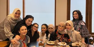 Baru-baru ini, beberapa artis era 90an berkumpul bersama. Mereka adalah Bella Saphira, Kris Dayanti, Inneke Koesherawati, Cut Keke, Dian Nitami, hingga Marini Zumarnis. [@inekekoes]