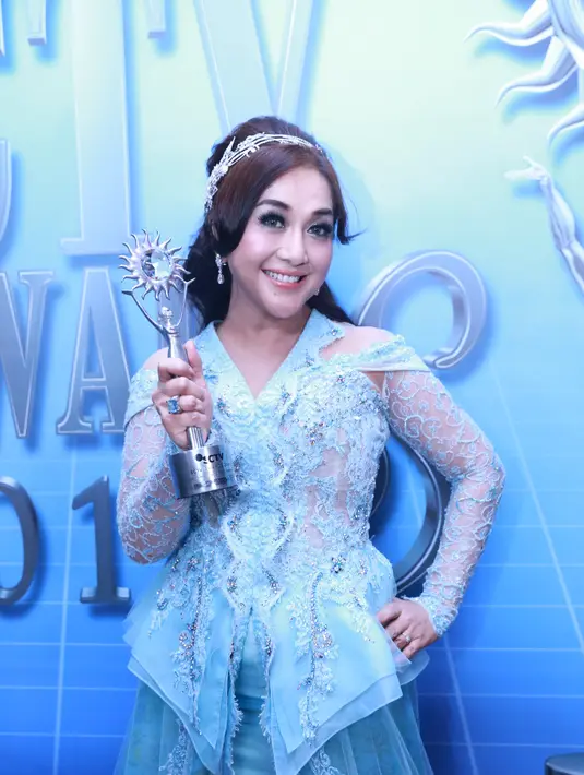 Paramitah Rusady bergaya dengan pialanya setelah dinobatkan sebagai Aktris Pendamping Paling Ngetop SCTV Awards 2016. Acara digelar di Studio 6 Emtek City, Daan Mogot, Jakarta Barat, Rabu (30/11/2016) malam. (Adrian Putra/Bintang.com)