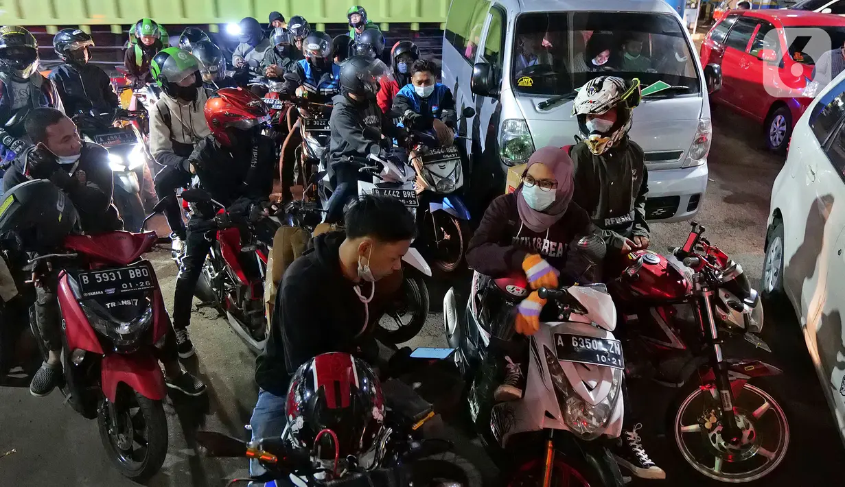 Sejumlah pemudik motor mengantre menaiki kapal di Pelabuhan Merak, Banten, Rabu (5/5/2019) dini hari. Satu hari sebelum larangan mudik diberlakukan pada 6 Mei 2021, para pemudik yang akan menuju Pulau Sumatera mulai memadati Pelabuhan Merak. (Liputan6.com/Herman Zakharia)