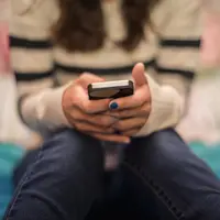 Jangan hanya berfokus pada layar handphone, tapi cobalah untuk melihat sekeliling kamu. (Ilustrasi: timedotcom.files.wordpress.com)