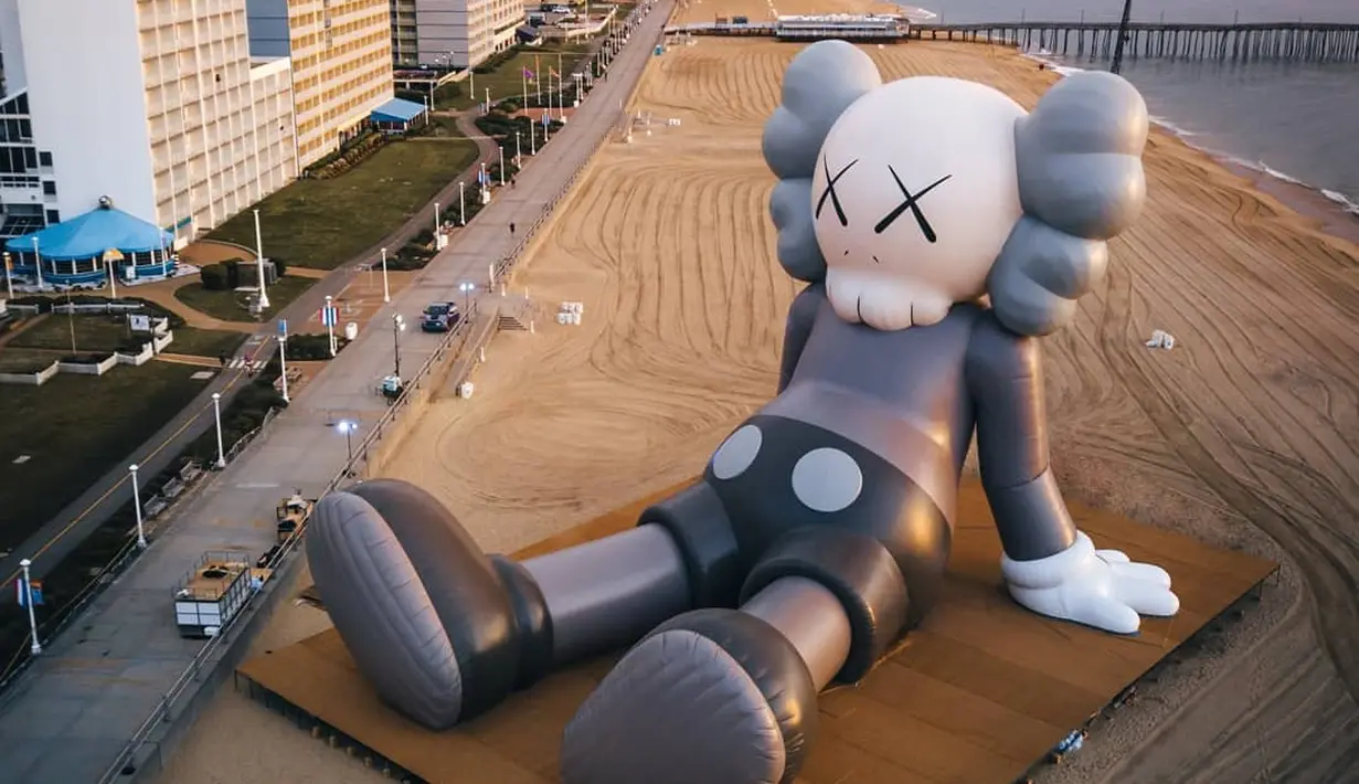 Selanjutnya di bulan April 2019, KAWS: Holiday tampak duduk santai di pantai Virginia, USA. [Instagram/arr.allrightsreserved]