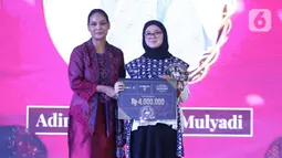 Juara dua Tata Wastra "Announcement Winner Competition" Adinda Tri Lovley Mulyadi saat menerima hadiah dalam acara Cita dan Cipta 2024 yang diadakan Liputan6.com x Fimela di Hotel Shangri-La Jakarta, Rabu (31/7/2024) malam. (Liputan6.com/Angga Yuniar)