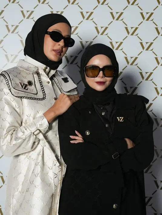 Siluetnya yang ramping menonjolkan gaya minimalis namun tetap elegan. Detail belt di pinggang menambahkan struktur pada busana, sementara aksen scalloped pada kerah memberikan sentuhan feminin yang lembut.  [@vivizubedi].