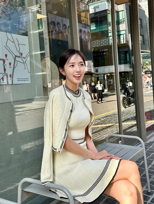 Chae Soo Bin mengenakan setelan knit putih, dari atasan blazer, inner top, dan mini skirt. [@soobinms]