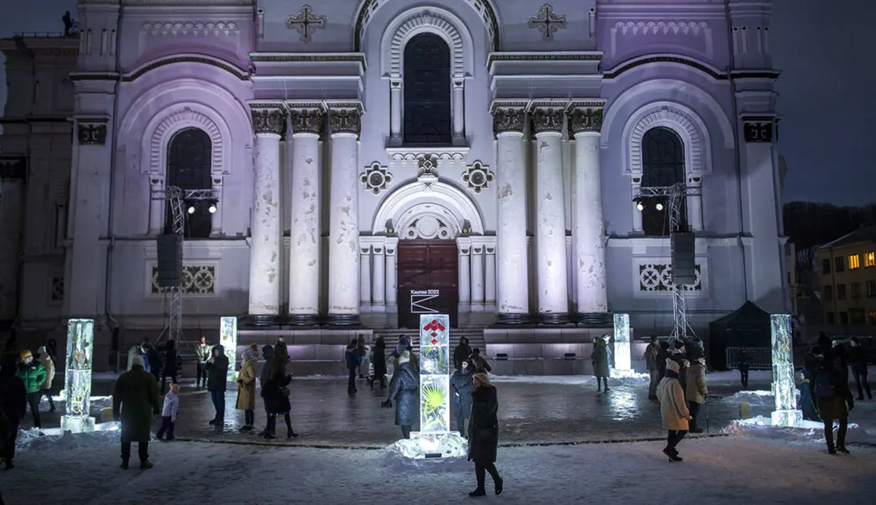 Pengunjung melihat pameran karya pahatan es jelang upacara pembukaan Ibu Kota Kebudayaan Eropa di Kaunas, Lithuania, 22 Januari 2022. Kaunas ditetapkan sebagai Ibu Kota Kebudayaan Eropa bersama Novi Sad di Serbia dan Esch-sur-Alzette di Luksemburg. (AP Photo/Mindaugas Kulbis)