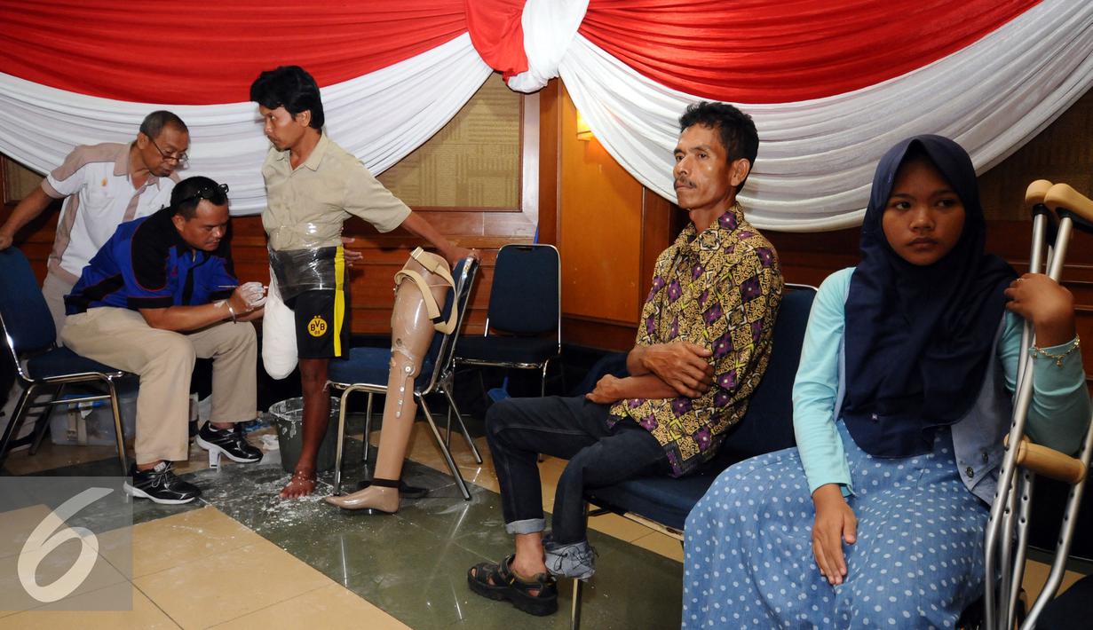 Beberapa penyandang disabilitas mengantri untuk mendapatkan bantuan kaki palsu di Kementerian Sosial, Jakarta, Senin (28/12/2015). Mensos Khofifah memberikan bantuan sejumlah fasilitas penunjang penyandang disabilitas. (Liputan6.com/Helmi Fithriansyah)