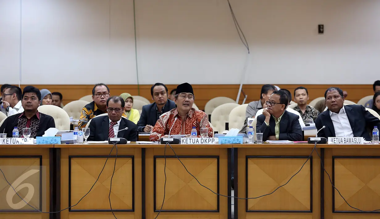Ketua DKPP Jimly Asshiddiqie (tengah) memberikan masukan dalam rapat dengan Pansus RUU Pemilu di Komplek Parlemen, Senayan, Jakarta, Rabu (7/12). Pansus RUU Pemilu meminta masukan mengenai Rancangan UU Pemilu. (Liputan6.com/Johan Tallo)