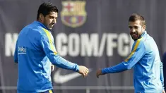Jordi Alba melakukan tendangan yang masuk ke dalam ring basket di sesi latihan Barcelona. Rekan-rekannya memberi applause karena masuknya bola tersebut.