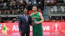 Pemain Timnas Basket Australia, Mitch McCarron mendapatkan penghargaan sebagai FIBA Asia Cup 2022 All-Star Five di Istora Senayan, Jakarta, Minggu (24/07/2022). Ia tercatat telah membuat 8,2 poin, 4,0 rebound, dan 5,6 asis per gim. (Bola.com/Bagaskara Lazuardi)