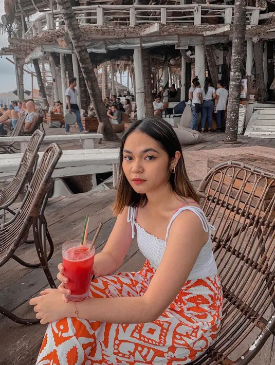 Regina yang pintar menyanyi ini aktif membuat cover lagu dan sering dia post di akun sosial medianya. (Liputan6.com/IG/reginapoetiray)