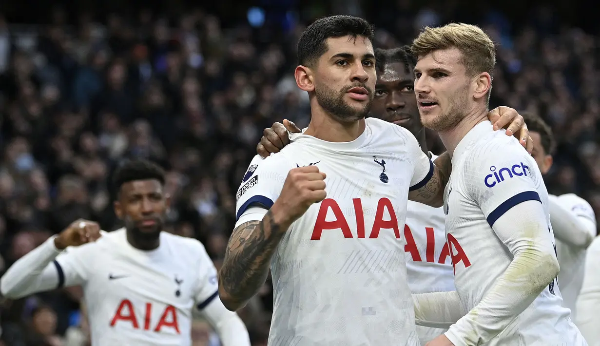 Pemain Tottenham merayakan gol yang dicetak oleh Timo Werner (kanan) pada laga lanjutan Liga Inggris 2023/2024 melawan Crystal Palace di Tottenham Hotspur Stadium, London, Inggris, Sabtu (02/03/2024) malam WIB. (AFP/Justin Tallis)