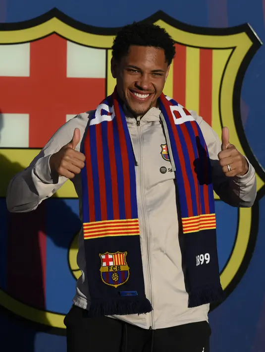 Vitor Roque akhirnya mendarat di Barcelona untuk pertama kalinya sejak menandatangani kesepakatan di musim panas dengan El Barca, Rabu pagi waktu Spanyol. (Josep LAGO / AFP)