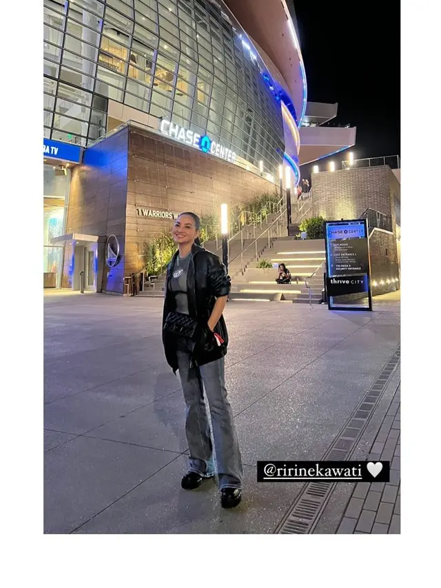 6 Potret Ibnu Jamil dan Ririn Ekawati saat Nonton NBA, Seru Banget