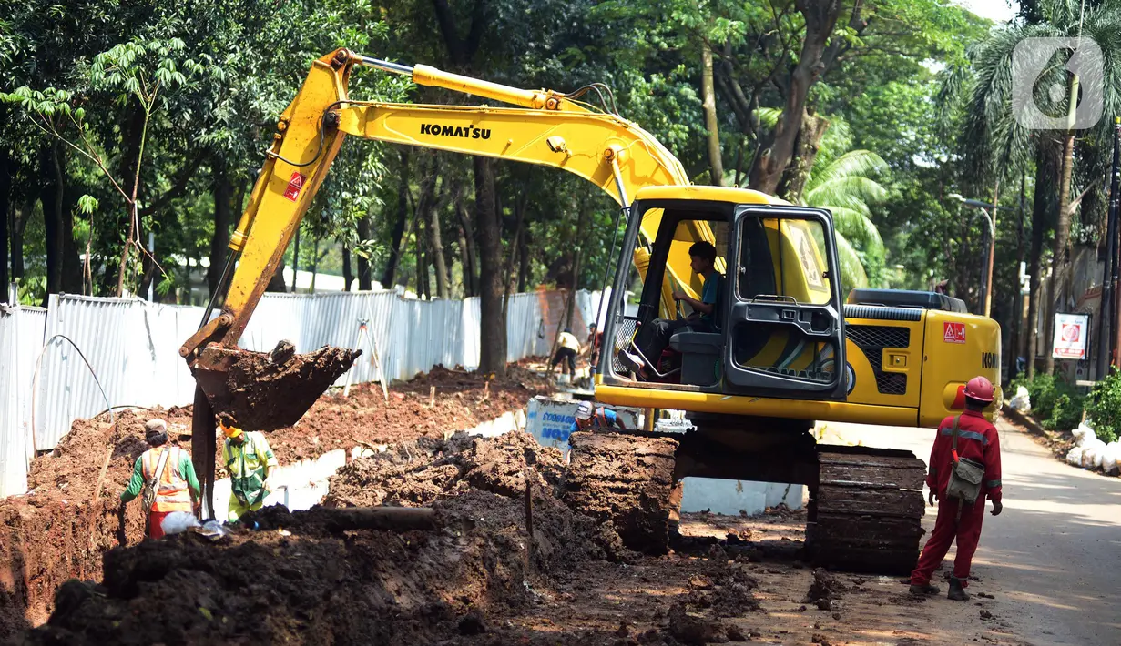 Pekerja menyelesaikan proyek revitalisasi Taman Tebet  Eco Park, Jakarta, Kamis (17/3/2022). Tebet Eco Park dibangun untuk mengembalikan fungsi taman secara ekologi, menjadi sarana interaksi, edukasi, dan rekreasi bagi masyarakat. (merdeka.com/Imam Buhori)