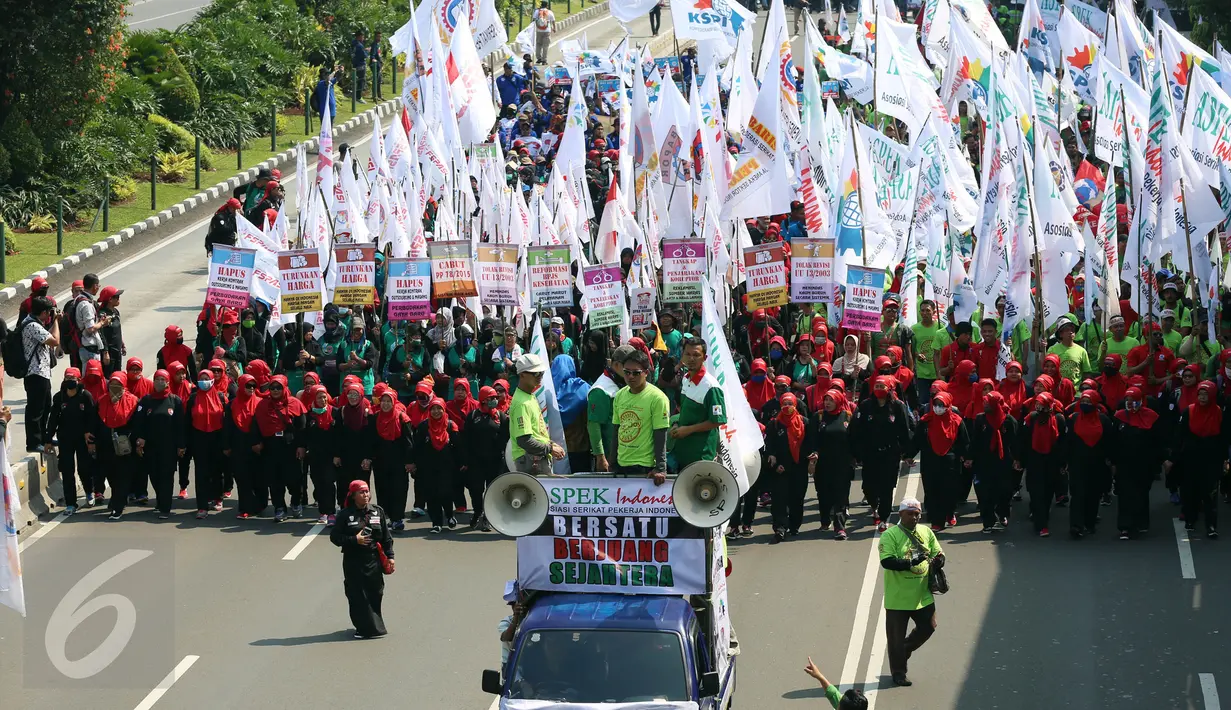 Mobil komando yang digunakan para buruh untuk menyuarakan aspirasinya dalam peringatan May Day di Jalan MH Thamrin, Jakarta, Senin (1/5). Mereka terlihat membawa berbagai macam atribut, seperti ikat kepala, bendera dan spanduk. (Liputan6.com/Johan Tallo)