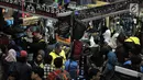 Pengunjung mencari perlengkapan outdoor saat INDOFEST 2019 di JCC Senayan, Jakarta, Kamis (7/3). Pameran tahunan INDOFEST menghadirkan berbagai produk kegiatan luar ruangan (outdoor) tawaran harga diskon hingga 70 persen. (Merdeka.com/Iqbal S Nugroho)