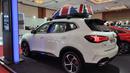 <p>Walaupun dipotret dari luar, namun bagian interior dari New MG HS sudah cukup jelas terlihat. New MG HS menggunakan kursi yang terlihat sporty dengan warna putih yang membuatnya semakin terlihat mewah. Di bagian atapnya terlihat jelas terdapat bagasi tambahan yang bercorak bendera Britania Raya yang mempertegas bahwa mobil ini memiliki brand dan desain khas Britania Raya.</p>