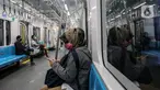 Penumpang berada di dalam kereta Moda Raya Terpadu (MRT) di Stasiun MRT, kawasan Jakarta, Senin (15/2/2021). Selama Pemberlakuan Pembatasan Kegiatan Masyarakat (PPKM) Berbasis Mikro mulai 11 Februari 2021 jadwal operasional MRT mengalami penyesuaian. (Liputan6.com/Johan Tallo)