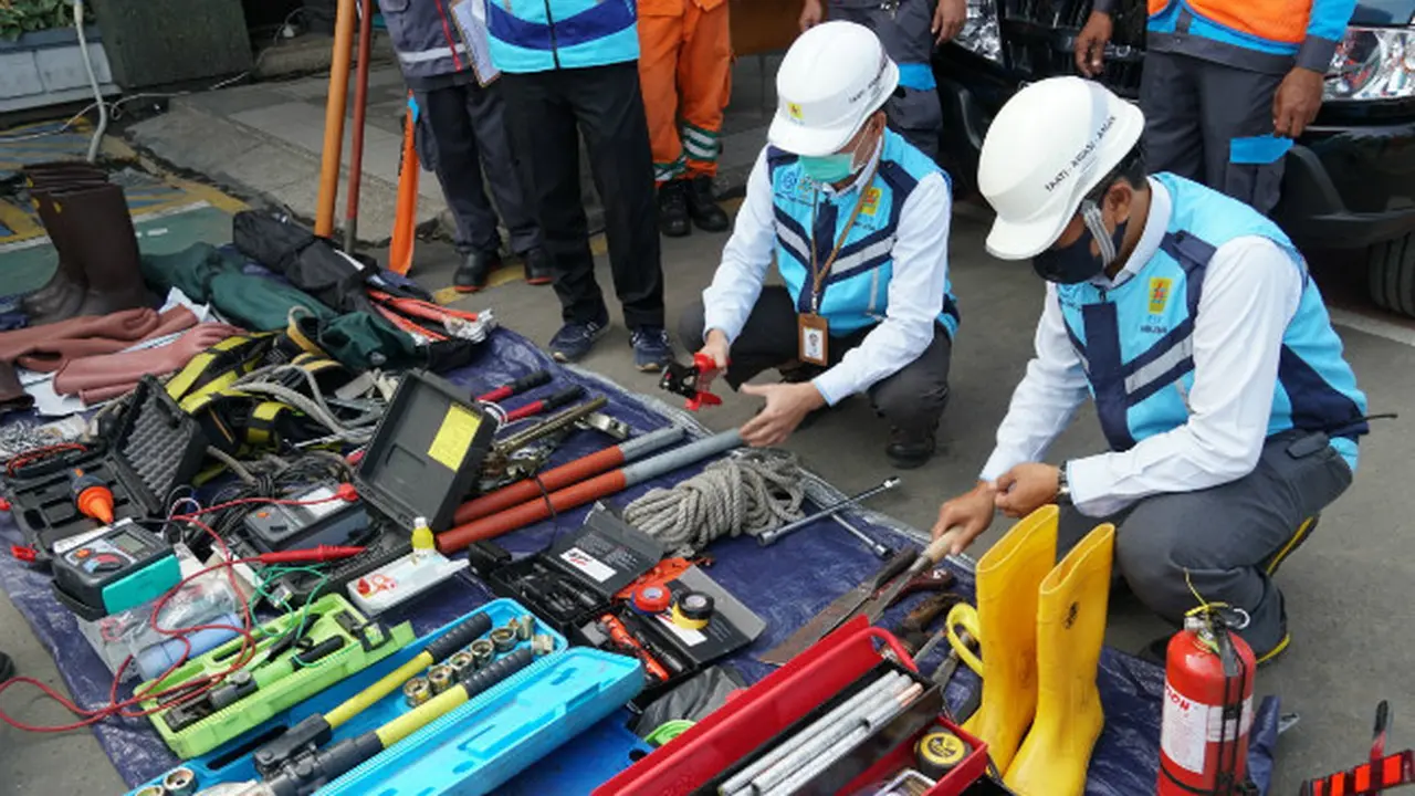 PLN Unit Induk Distribusi (UID) Jawa Timur (Jatim) menerjunkan 1.388 personel untuk mengamankan pasokan listrik (Foto: Dok Istimewa)