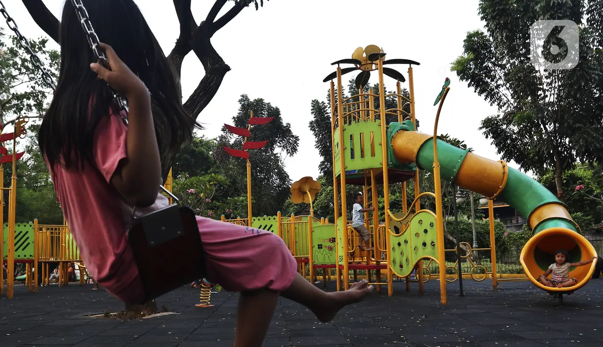 Anak-anak bermain di RPTRA Bhineka Jakarta Selatan, Sabtu (30/7/2022). Selain menjadi alternatif mengisi libur bersama keluraga, taman juga menjadi ruang bagi warga untuk berinteraksi sosial sekaligus mengeduksi anak untuk bermain bersama teman-teman dengan wahana yang tersedia. (Liputan6.com/Johan Tallo)