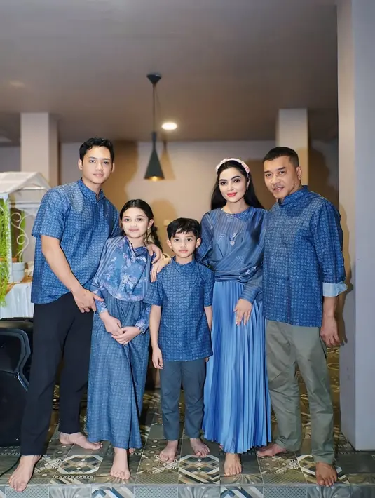 Keluarga Ashanty dan Anang Hermansyah pilih baju Lebaran sarimbit bernuansa biru tua. Tampil deep dengan kesan elegan [@ashanty_ash]